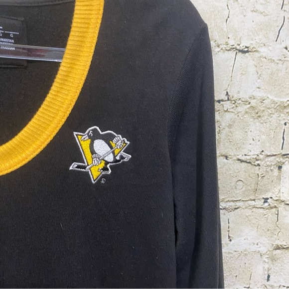 Antigua Black Yellow Pittsburg Penguins V Neck Hockey Hoodie Sweatshirt - Picture 2 of 5